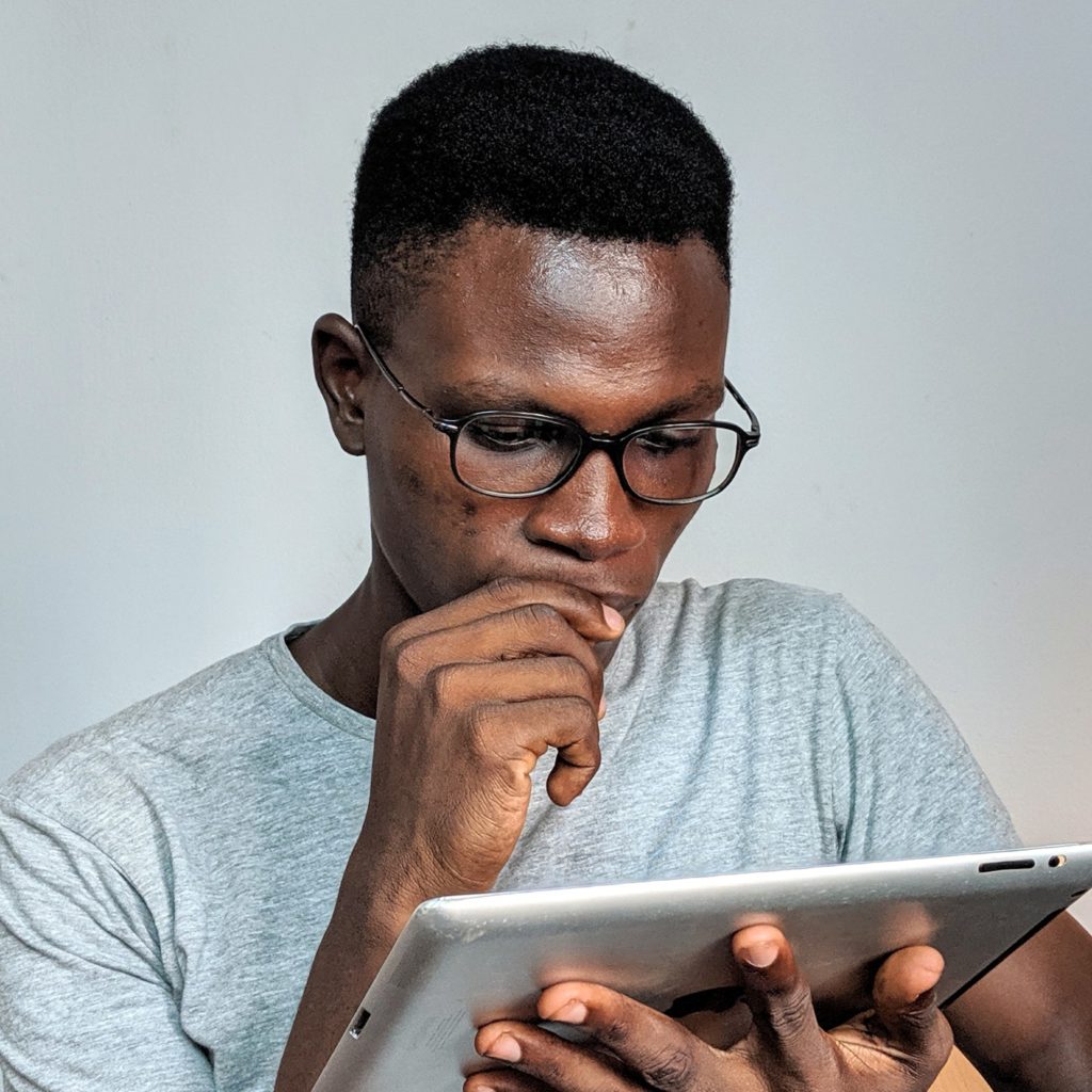 Homem negro, olhando a tela de um tablet