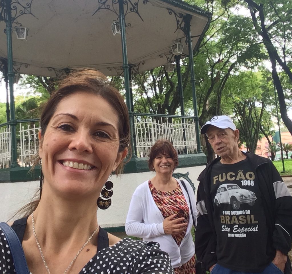 Katia Marim Treviso turistando na cidade de Jaú, com a mãe Angela e com o pai Laudemar.